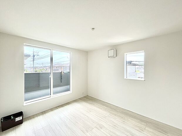 ◆1号棟◆~Bed Room~ 2面採光を確保した明るい室内は、風通しも良く、大変居心地の良い空間となっております。爽やかな風を感じて起きる朝は、快適生活の始まりに!日当たりが良い住まい♪