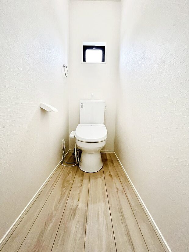 明るく清潔感のあるトイレです。
