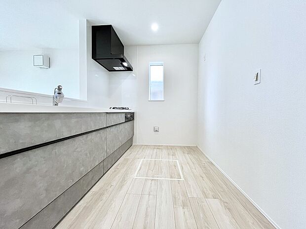 ~Kitchen~ 自然光が入る窓のあるキッチン☆毎日使う場所だからこそ、使い勝手を考慮しました。ゆったりとしたキッチンコーナーは質感豊かな仕上がりとなっております。