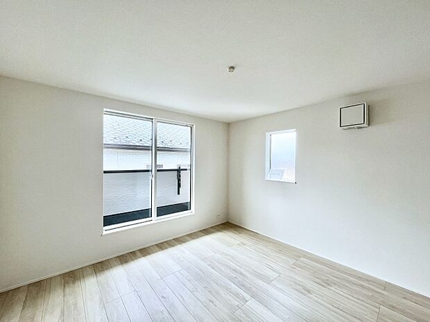 ～Bed Room～　2面採光を確保した明るい室内は、風通しも良く、大変居心地の良い空間となっております。爽やかな風を感じて起きる朝は、快適生活の始まりに！日当たりや通風がとても良い住まい♪