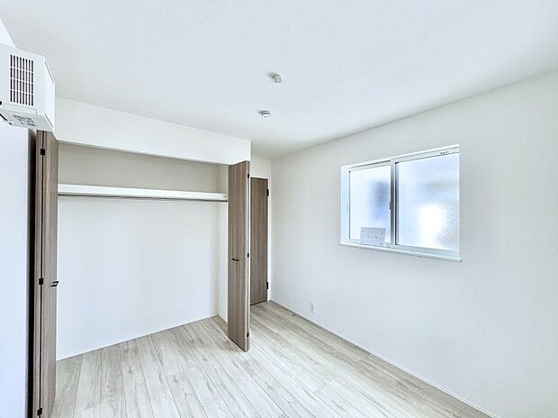 ～Bed Room～　子供部屋はお子様にとって大変重な役割があります。子供一人で過ごす空間を与えることで、宿題や勉強時間も自然と増えまた自ら部屋の片付けや掃除なども促すことに繋がります。