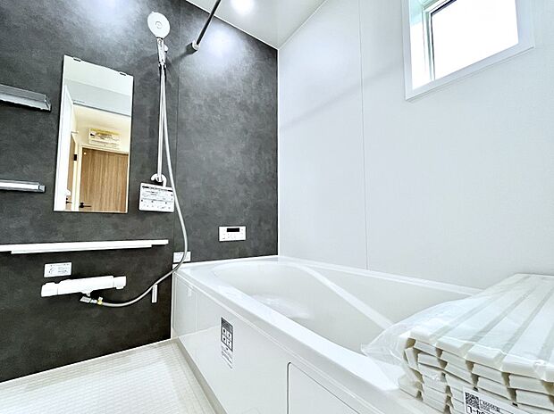 ～Bath Room～　落ち着いた雰囲気の浴室で明日に向けてリフレッシュ。浴室乾燥機能も付いているので隣の洗濯機置き場で洗い上がった洗濯物を、雨の日も天気を気にせず乾燥させることも可能です。