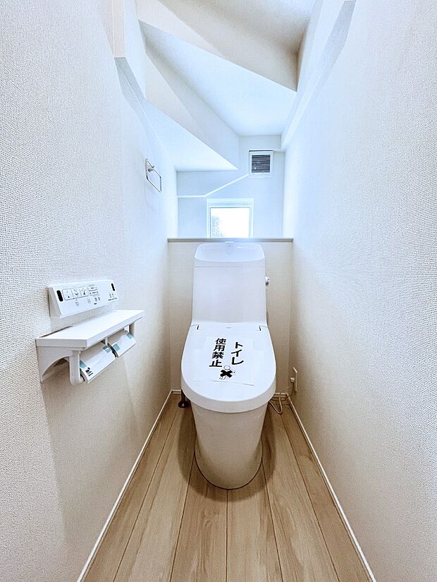 ～Toilet～　綺麗・スッキリ・快適なウォシュレット付トイレでくつろげる空間です。トイレは毎日使わざるを得ないもの。いつも清潔を保ちたいですね。トイレが2ヶ所あるので朝の混雑時に便利です！