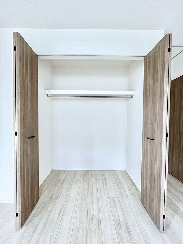 ~Closet~ 壁面クローゼットがあればタンスを置く必要がなく、出っ張りのないスッキリ空間を維持できます。限られたスペースを有効に活用できそう。季節の衣類や趣味の品などたっぷり収納出来ますね♪
