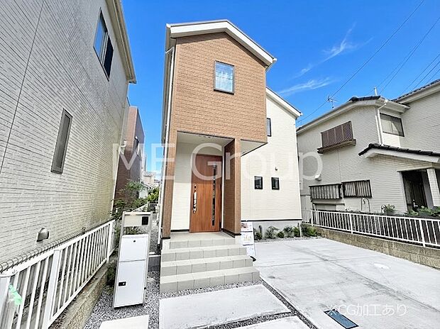 ~Exterior~ 堂々たる趣ながら、主張し過ぎずどこか余裕を感じさせるシャープなフォルムで佇む邸宅は、晴天の空と照らし合わせる事で、本来あるべき完成形の姿を見せてくれます。
