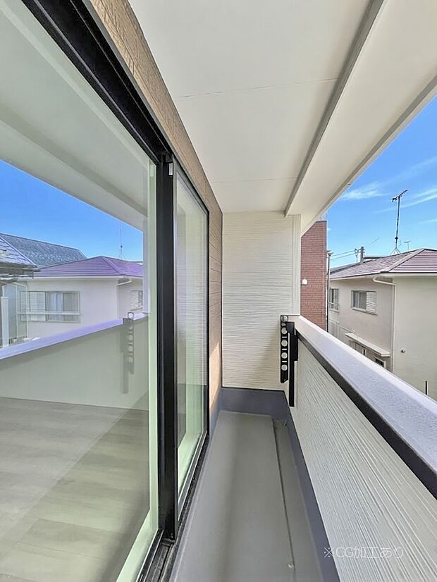 ~Balcony~ 南向きのバルコニーの前には雲以外に太陽を遮るものがありません。お洗濯物も乾きやすく、何より明るく気持ちのいい光が入ってきます。使いやすく開放的なバルコニーです♪