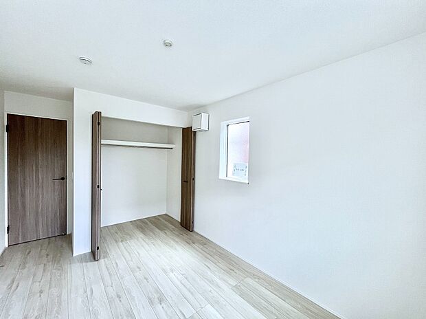 ~Bed Room~ 全居室には収納クローゼットを完備!普段使いのお洋服や小物はもちろん、季節物のお洋服などもしっかりと整理整頓おしまい頂けます。 居室空間を広く使用できますね。