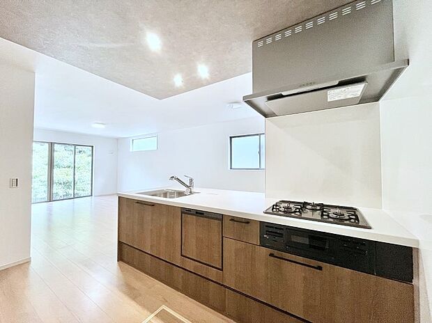 ◆1号棟◆～Kitchen～　会話が弾むリビング、料理が愉しくなるキッチン。家は、ただ生活する場ではなく、暮らしを愉しく、快適にする場所。笑顔の毎日、安らぎの日々のために、最新の設備・仕様を採用。