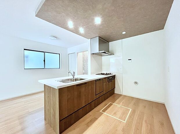 ◆1号棟◆～Kitchen～　「さぁ今日は何を作ろう」こんなキッチンなら思いっきり料理ができちゃいます。キッチンからはリビングが一望できます。家族がつながるお家がここにございます。