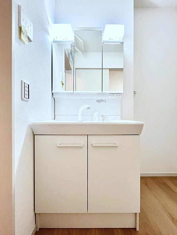 ◆1号棟◆~Dressing Room~ 清潔感溢れる色合いで統一されていると、スッキリと整った印象をうけます。鏡の裏にはたっぷりと収納スペースを標準装備!水廻りは、シンプルかつ機能性を重視して。