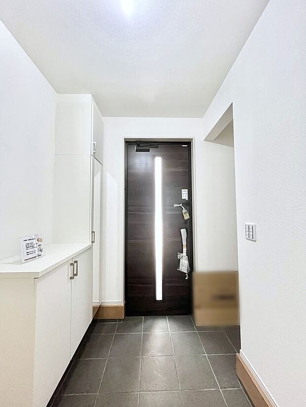 ◆3号棟◆~Entrance~ 家の中でお客様を迎える最初の場所である玄関は、家の印象そのものです!豊富な玄関収納で、常に綺麗に保つことが出来ます♪玄関にはたっぷり収納の下駄箱を完備!