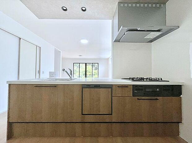 ◆3号棟◆～Kitchen～　会話が弾むリビング、料理が愉しくなるキッチン。家は、ただ生活する場ではなく、暮らしを愉しく、快適にする場所。笑顔の毎日、安らぎの日々のために、最新の設備・仕様を採用。