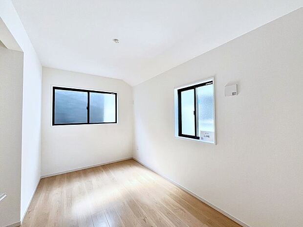 ◆3号棟◆～Bed Room～　2面採光を確保した明るい室内は、風通しも良く、大変居心地の良い空間となっております。爽やかな風を感じて起きる朝は、快適生活の始まりに！日当たりが良い住まい♪