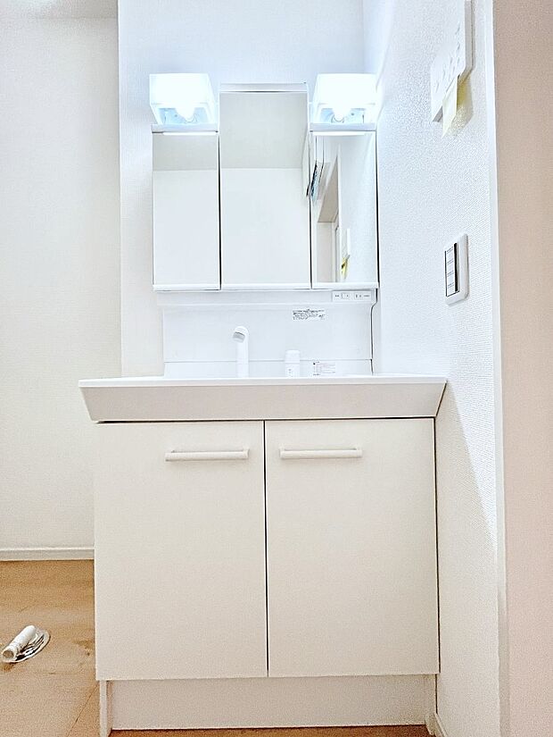 ◆3号棟◆～Dressing Room～  清潔感溢れる色合いで統一されていると、スッキリと整った印象をうけます。鏡の裏にはたっぷりと収納スペースを標準装備！水廻りは、シンプルかつ機能性を重視して。