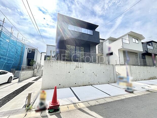 ◆3号棟◆~Exterior~ 閑静な住宅地で子育て家族にピッタリ。 毎日のお散歩も快適な緑に恵まれたエリアで、自然に包まれた穏やかな暮らしを実現するための、ゆとりある住環境が整っています。