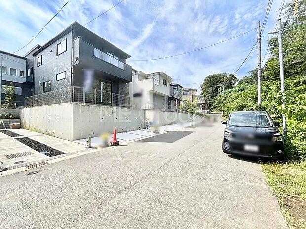 ～Exterior～　前面道路：東 6.6m 公道　前面道路は閑静な住宅地をはしる車通りの少ない道路。駐車の出し入れもらくらくです！ご不明点・現地見学のご希望は、お気軽にお問い合わせください！