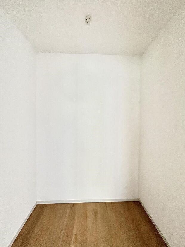 ◆3号棟◆~Walk-in Closet~ たくさんの洋服をかけてもシワになりにくいウォークインクローゼット。洋服以外にも、普段使わない家電やスーツケース、ストック品など何でも片付く嬉しい空間です。