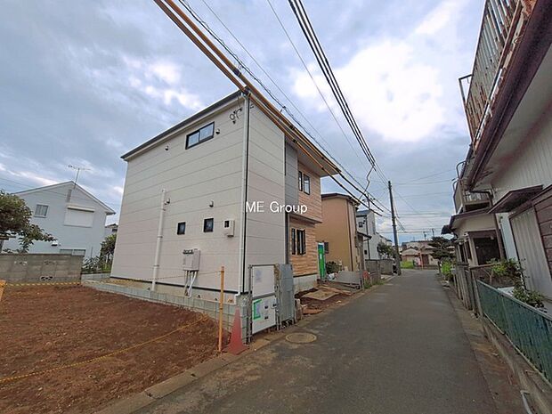 ~Exterior~ 北西 4m 公道 前面道路は閑静な住宅地をはしる車通りの少ない道路。駐車の出し入れもらくらくです!ご不明点・現地見学のご希望は、お気軽にお問い合わせください!