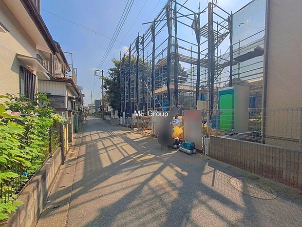 ~Exterior~ 北西 4m 公道 前面道路は閑静な住宅地をはしる車通りの少ない道路。駐車の出し入れもらくらくです!ご不明点・現地見学のご希望は、お気軽にお問い合わせください!