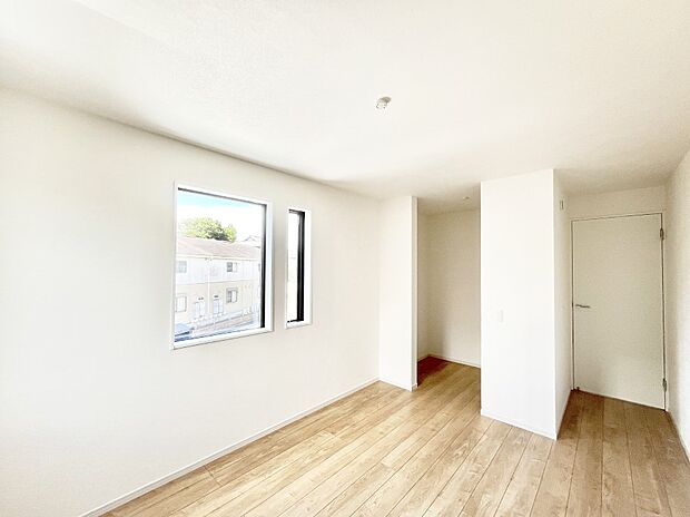 ~Bed Room~ 全居室には収納クローゼットを完備!普段使いのお洋服や小物はもちろん、季節物のお洋服などもしっかりと整理整頓おしまい頂けます。 居室空間を広く使用できますね。