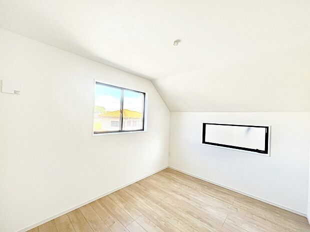 ~Bed Room~ 子供部屋はお子様にとって大変重な役割があります。子供一人で過ごす空間を与えることで、宿題や勉強時間も自然と増えまた自ら部屋の片付けや掃除なども促すことに繋がります。