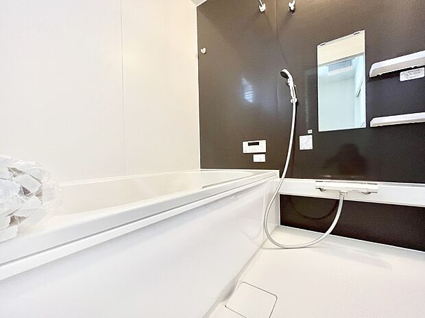 ~Bath Room~ 落ち着いた雰囲気の浴室で明日に向けてリフレッシュ。浴室乾燥機能も付いているので隣の洗濯機置き場で洗い上がった洗濯物を、雨の日も天気を気にせず乾燥させることも可能です。