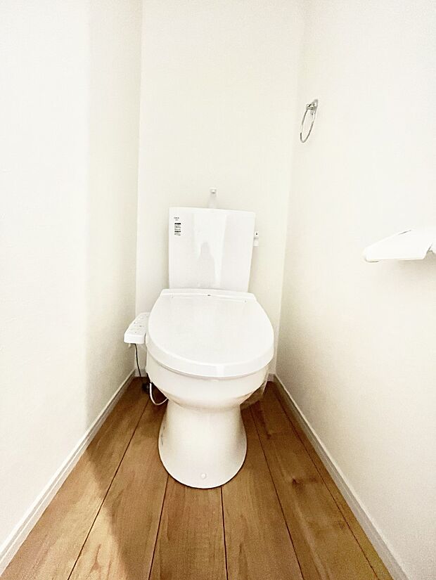 ~Toilet~ 綺麗・スッキリ・快適なウォシュレット付トイレでくつろげる空間です。トイレは毎日使わざるを得ないもの。いつも清潔を保ちたいですね。トイレが2ヶ所あるので朝の混雑時に便利です!