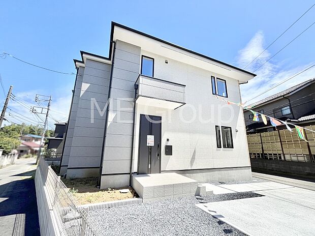 ~Exterior~ 角地により陽当り・風通し良好です。一戸建ての大きなメリットは、自分達の「土地」を「自由に」使える事です。ガーデニングやDIY,車やバイクの趣味など様々な用途で利用できます。
