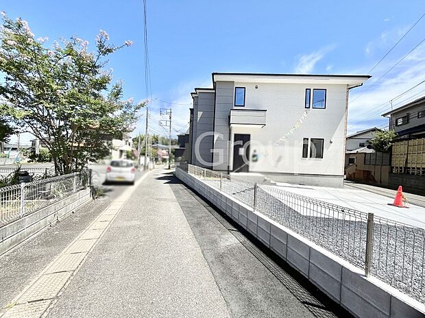 ~Exterior~ 前面道路は閑静な住宅地をはしる車通りの少ない道路。駐車の出し入れもらくらくです!ご不明点・現地見学のご希望は、お気軽にお問い合わせください!