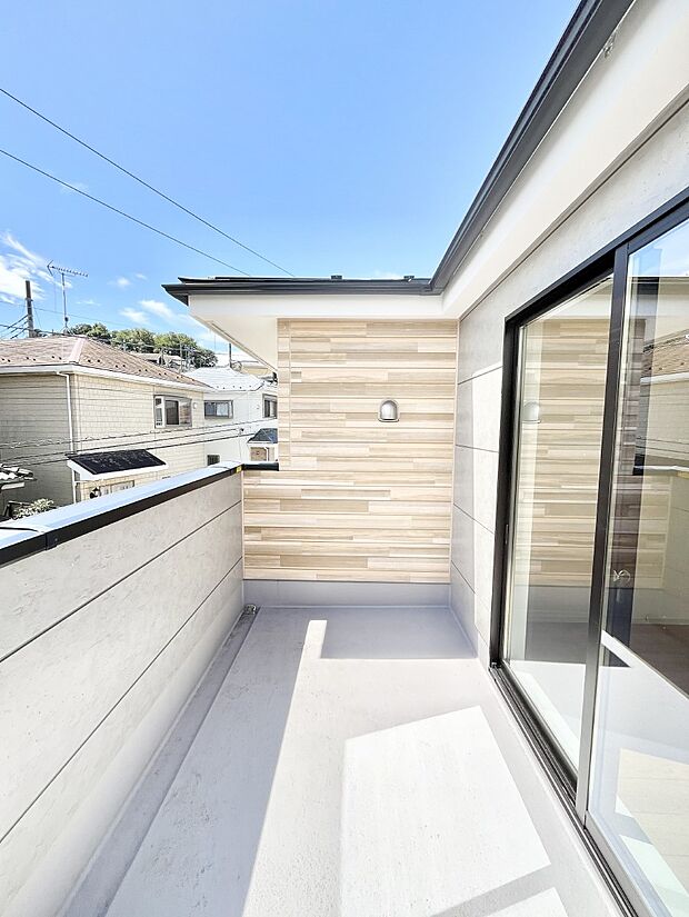 ~Balcony~ 南向きのバルコニーの前には雲以外に太陽を遮るものがありません。お洗濯物も乾きやすく、何より明るく気持ちのいい光が入ってきます。使いやすく開放的なバルコニーです♪
