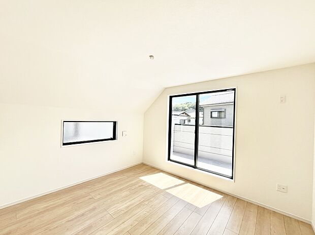 ~Bed Room~ バルコニーからの採光で朝もスッキリ目が覚めそうですね!穏やかな光が差し込む室内には、穏やかな時間が流れます。休日には、落ち着いた空間で自分の趣味を楽しむのはいかがですか。