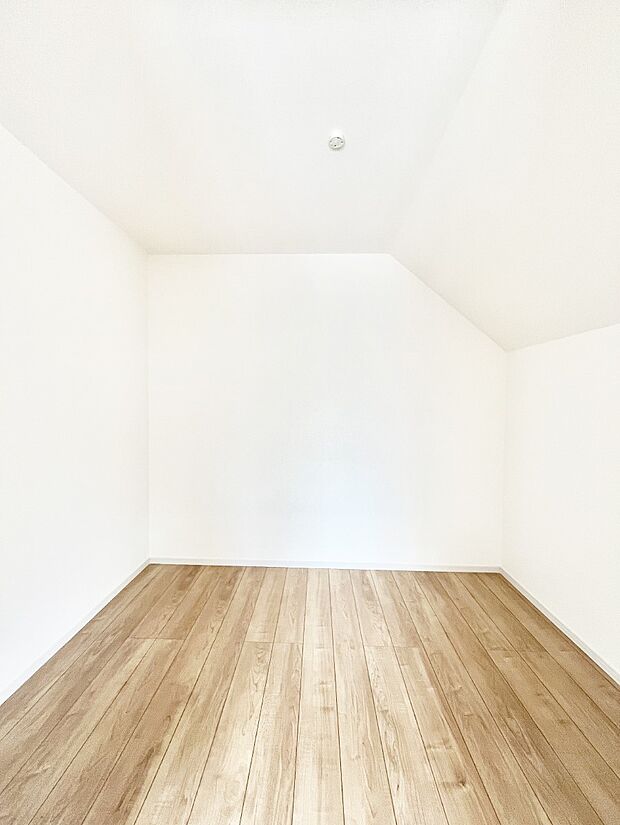 ~Walk-in Closet~ 必要なものやコーディネートを一覧して確認でき、身支度や準備が短時間で済むウォークインクローゼットを設置しました。家の中をすっきりとさせる便利な収納スペースです。
