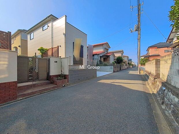 ~Exterior~ 北西 4.98m 公道 駐車場2台分可能です!来客時にも重宝しますね。周辺は交通量の少ない生活道路なので小さなお子様がいても安心です