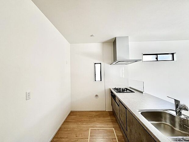 ~Kitchen~ 自然光が入る窓のあるキッチン☆毎日使う場所だからこそ、使い勝手を考慮しました。ゆったりとしたキッチンコーナーは質感豊かな仕上がりとなっております。