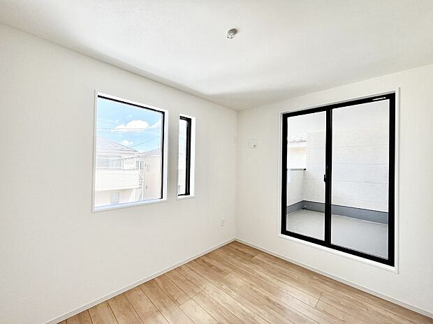~Bed Room~ 部屋数が多いのが戸建てのメリットです。ご家族が増えたことで手狭に感じていた住まいも戸建てでは各居室プライバシーを保つことができます。住まいにゆとりが生まれ心もリラックスできます♪