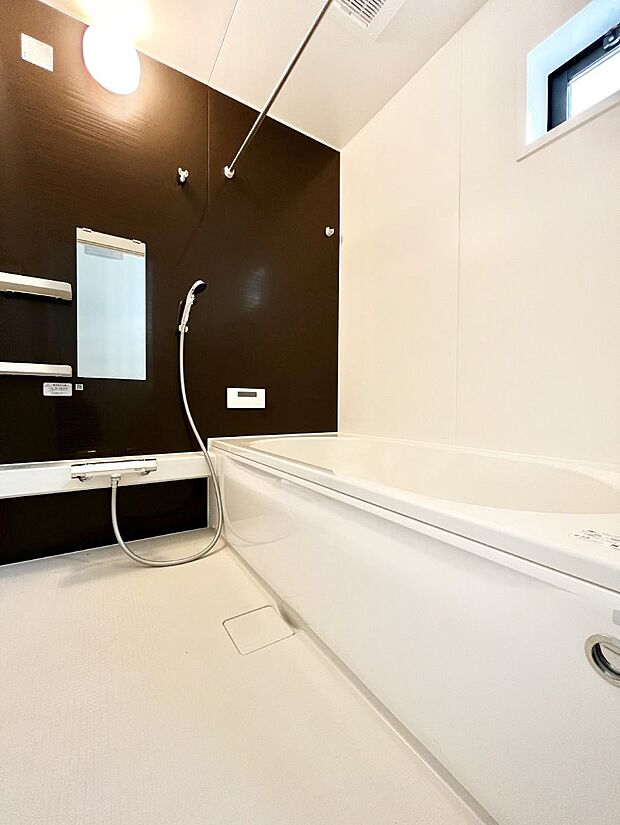~Bath Room~ ゆったりと足を伸ばして入浴することが可能!一日の疲れを癒す貴重なバスタイムです。お子様とご一緒でも十分な広さなので、リビングとは違った家族団欒のひと時をお楽しみいただけます。