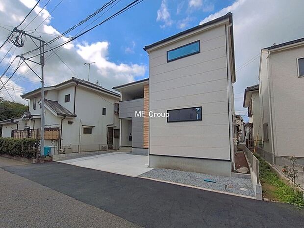 ~Exterior~ スタイリッシュで落ち着きのある外観が魅力の新築戸建て。住む人のライフスタイルに寄り添い、快適で上質な日常を叶える理想の住まいです。
