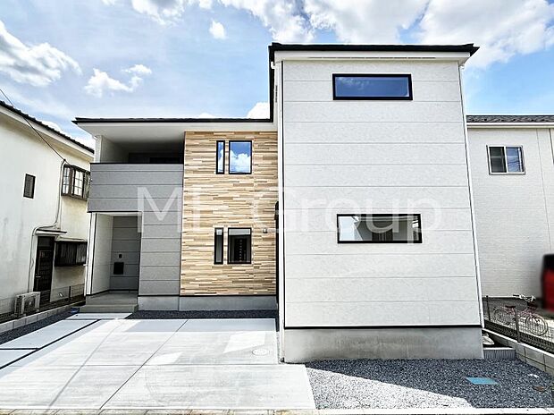 ~Exterior~ 一戸建ての大きなメリットは、自分達の「土地」を「自由に」使える事です。ガーデニングやDIY,車やバイクの趣味など様々な用途で利用できます。