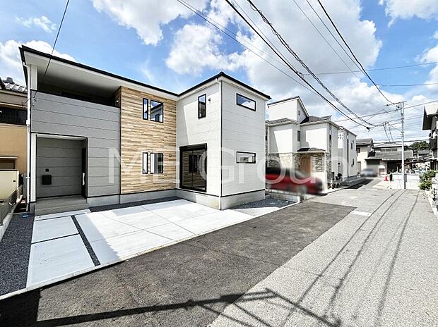 ~Exterior~ 前面道路:北東 4m 公道 閑静な住宅地をはしる車通りの少ない道路。駐車の出し入れもらくらくです!ご不明点・現地見学のご希望は、お気軽にお問い合わせください!