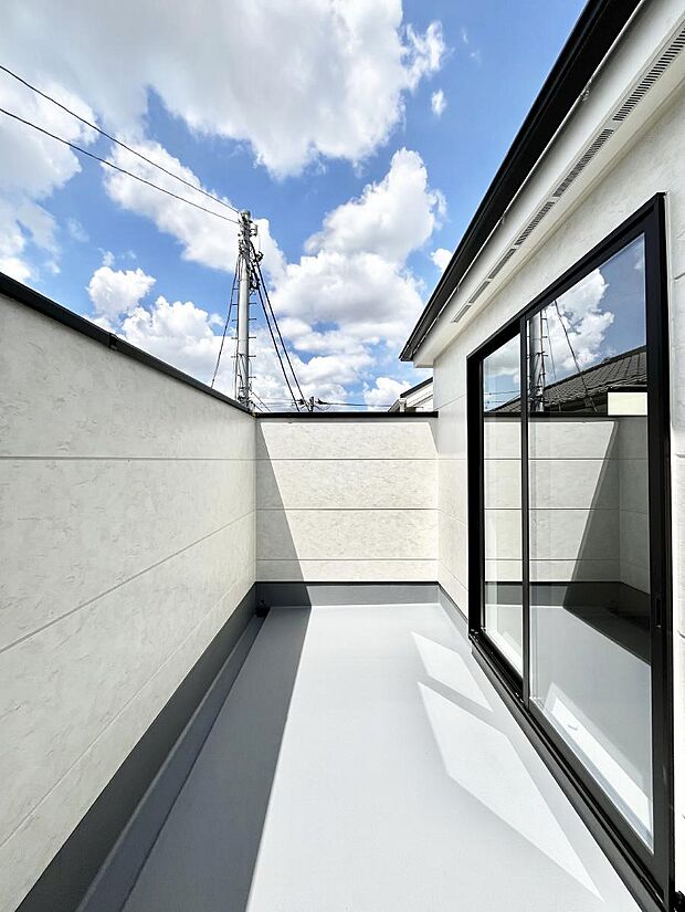 ~Balcony~ 大きな空に囲まれた気持ちのいい家。バルコニーを覗くだけで圧倒的な開放感に包まれます。バルコニーは陽がさしこみお布団や洗濯物を気持ちよく干すことができます。