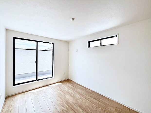 ~Bed Room~ 2面採光を確保した明るい室内は、風通しも良く、大変居心地の良い空間となっております。爽やかな風を感じて起きる朝は、快適生活の始まりに!日当たりや通風がとても良い住まい♪