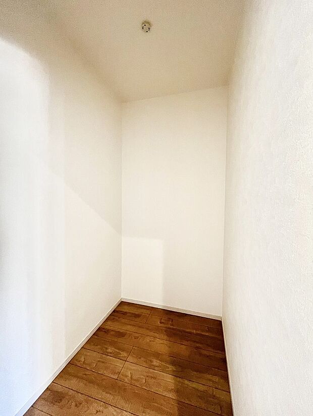 ~Walk-in Closet~ 必要なものやコーディネートを一覧して確認でき、身支度や準備が短時間で済むウォークインクローゼットを設置しました。家の中をすっきりとさせる便利な収納スペースです。