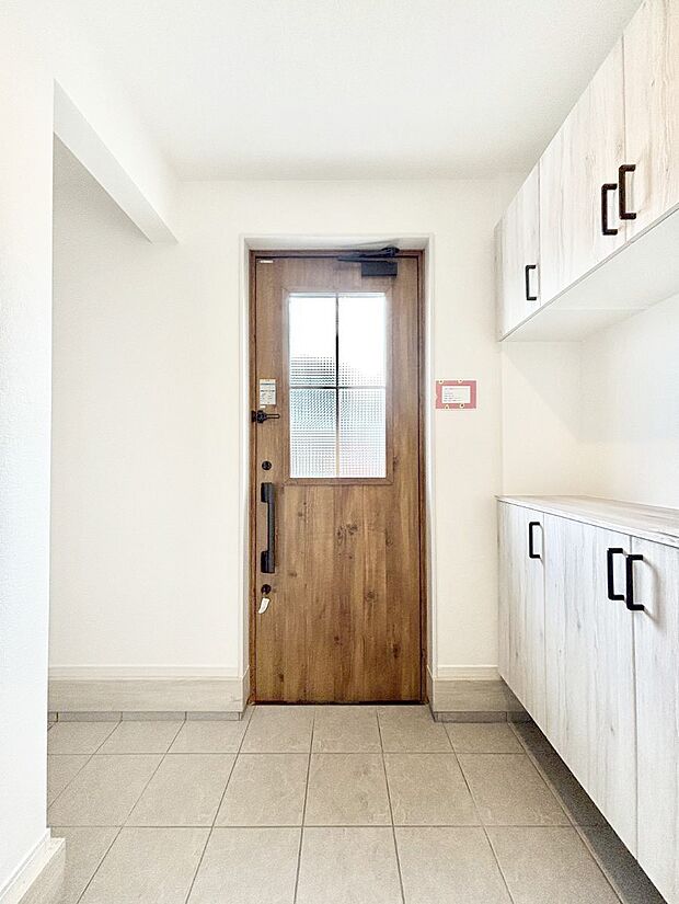 ◆2号棟◆~Entrance~ 家の中でお客様を迎える最初の場所である玄関は、家の印象そのものです!豊富な玄関収納で、常に綺麗に保つことが出来ます♪玄関にはたっぷり収納の下駄箱を完備!