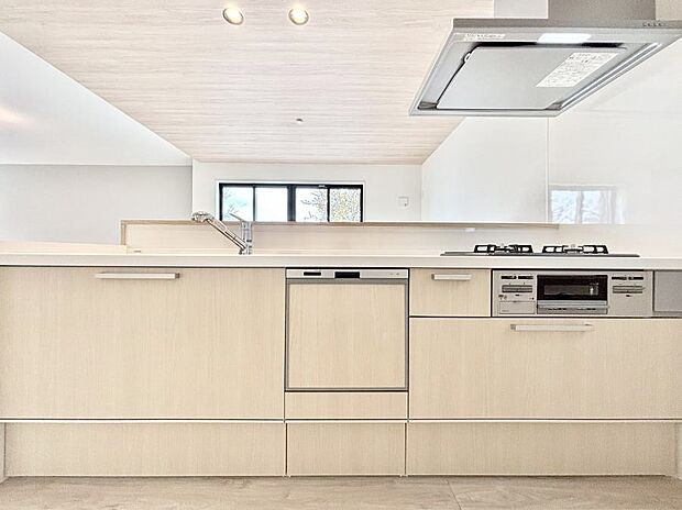 ◆2号棟◆~Kitchen~ 会話が弾むリビング、料理が愉しくなるキッチン。家は、ただ生活する場ではなく、暮らしを愉しく、快適にする場所。笑顔の毎日、安らぎの日々のために、最新の設備・仕様を採用。
