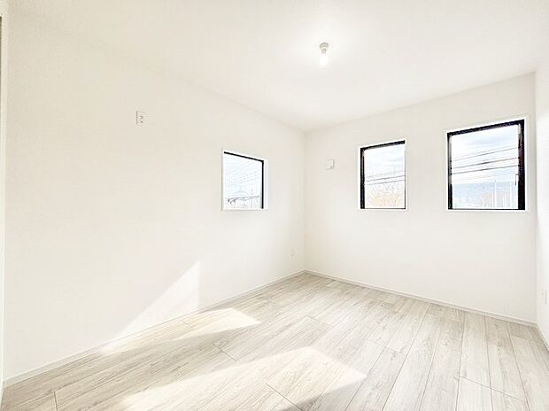 ◆2号棟◆~Bed Room~ マンションと違い部屋数が多いのが戸建てのメリットです。ご家族が増えたことで手狭に感じていた住まいも戸建てでは各居室プライバシーを保つことができます。