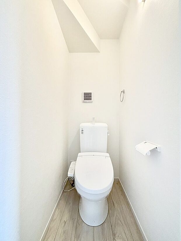 ◆2号棟◆~Toilet~ 清潔感のある水回り♪トイレはウォシュレット付きです◎トイレは毎日使わざるを得ないもの。いつも清潔を保ちたいですね。トイレが2ヶ所あるので朝の混雑時に便利です!