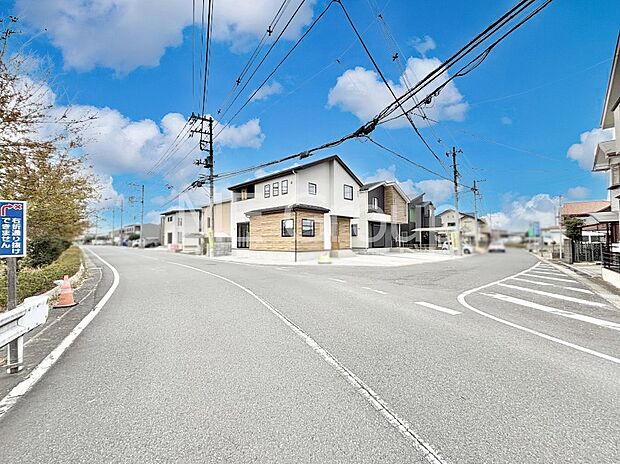 ◆2号棟◆～Exterior～　角地 ： 南東 8.02m 公道、北東 7.7m 公道＆2台駐車OK♪ お車の出し入れもスムーズで、毎日の運転がさらに快適に。気軽にカーライフを楽しめる住まいです♪  