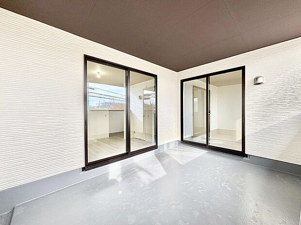 ◆2号棟◆～Balcony～　インナーバルコニーは洗濯物を干すスペースとして急な雨で洗濯物が濡れてしまうのを防いでくれます◎チェアでくつろいだり、夏には周りを気にせずビニールプールが楽しめますね♪