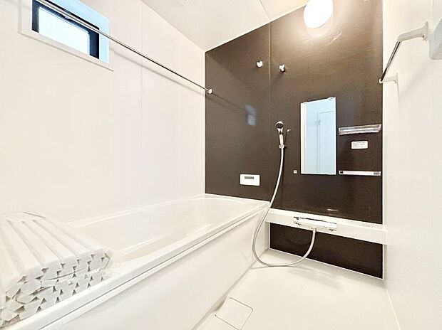 ◆1号棟◆~Bath Room~ 足を伸ばして入浴することが可能!一日の疲れを癒す貴重なバスタイムです。お子様とご一緒でも十分な広さなので、リビングとは違った家族団欒のひと時をお楽しみいただけます。