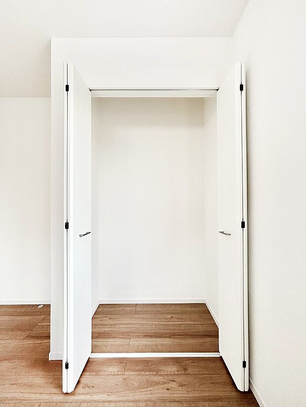 ◆1号棟◆~Closet~ 壁面クローゼットがあればタンスを置く必要がなく、出っ張りのないスッキリ空間を維持できます。限られたスペースを有効に活用できそう。衣類や趣味の品などたっぷり収納出来ますね♪